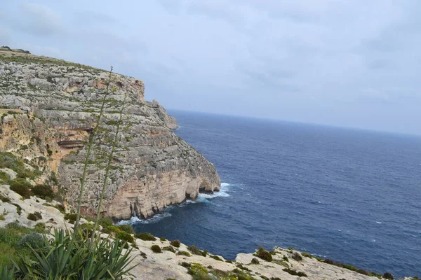 Atlantik Okyanusu 'ndaki kayalık sahilin güzel deniz manzarası