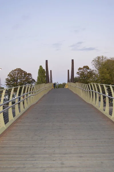 İtalya 'nın Bari şehrinde bir köprü manzarası