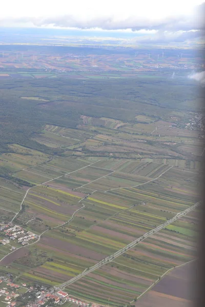 Yazın güzel yeşil kırsal alanların kırsal manzarası.