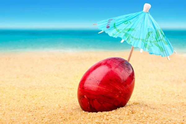 Easter egg at beach — Stock Photo, Image