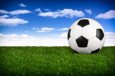 Ben futbol topu mavi gökyüzü