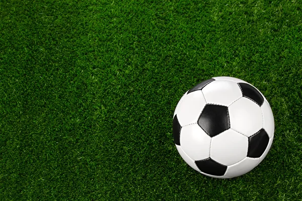 Bola de futebol na grama II — Fotografia de Stock