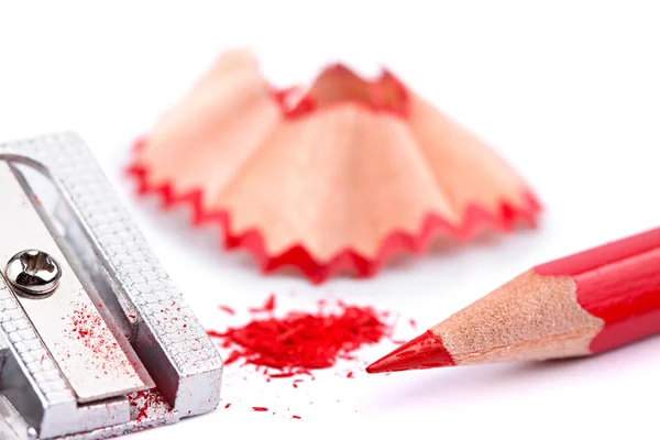 Kırmızı kalem ve kalemtıraş — Stok fotoğraf