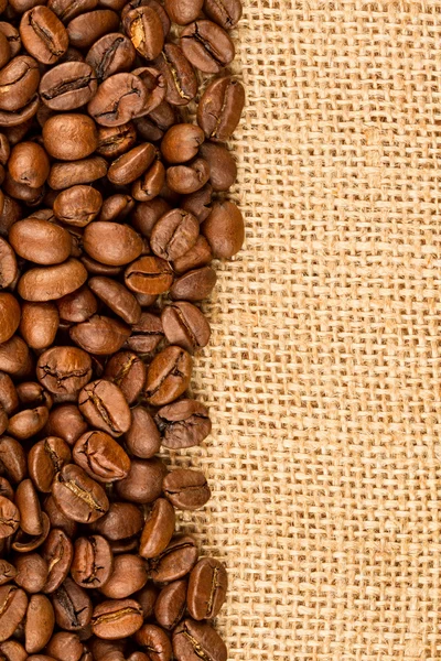 Granos de café en arpillera — Foto de Stock