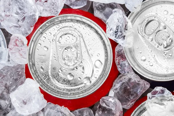 Latas de bebidas em gelo picado — Fotografia de Stock