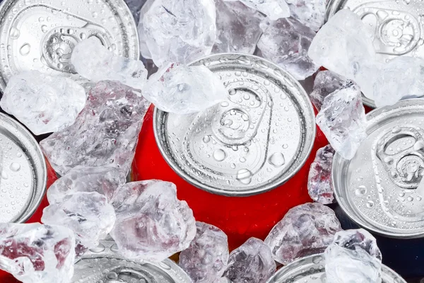 Latas de bebidas em gelo picado — Fotografia de Stock