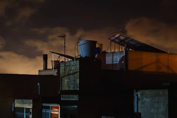 Moody Střechy Noci Zataženou Oblohou Pozadí — Stock fotografie