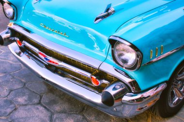 Su mavisi 1957 model bir Chevrolet 'nin ön tarafında. Tampon korumalı.