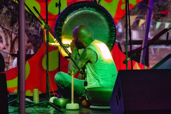 Músico Nueva Era Que Actúa Escenario Con Varios Instrumentos Musicales — Foto de Stock