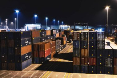 25 Nisan 2022 - Birzebbuga, Malta: Nakliye merkezi deposunda gece istiflenmiş ticari kargo konteynerleri