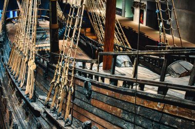 Stockholm, İsveç - 02 / 22 / 2019: Vasa Müzesi, Stockholm - Tarihi savaş gemisi Vasa 'nın dış gövdesi