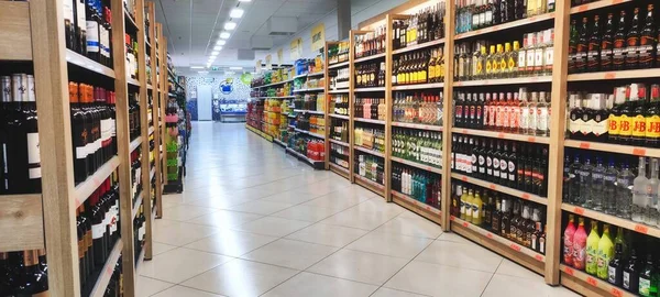 Aisle Supermarket Licence Alcoholic Drinks Shelves People — Fotografia de Stock