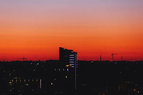 Dramatic Orange Sky Sunset Dark Shadows City Skyline Foreground — Stockfoto