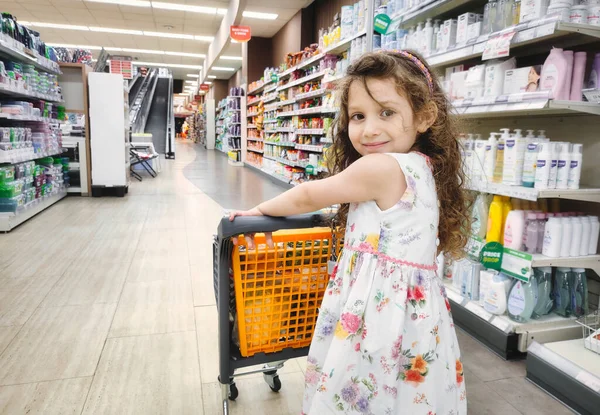 Cute Young Girl Pushing Small Shopping Trolley Supermarket Aisle Looking — Stockfoto