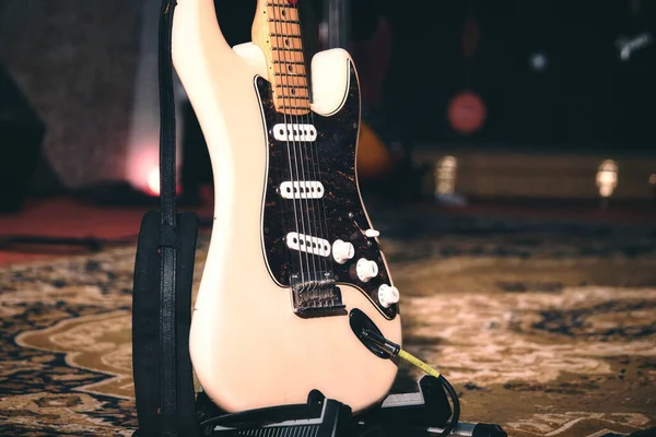 Close White Cream Colored Electric Guitar Stand Stage — Zdjęcie stockowe