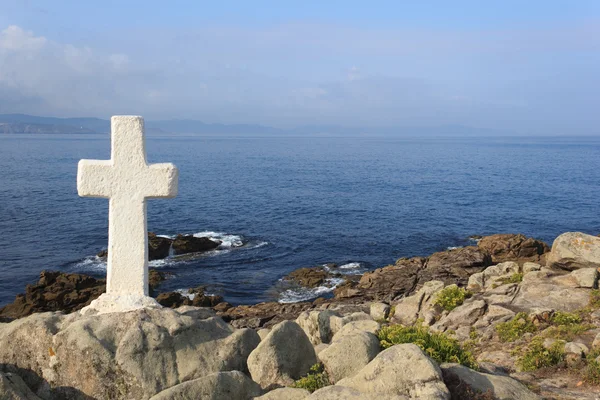 Kreuz nahe dem Ozean — Stockfoto