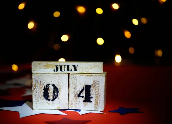 Fuochi d'artificio celebra l'indipendenza Day della nazione degli Stati Uniti d'America il 4 luglio con la bandiera degli Stati Uniti, scintille, caramelle, sullo sfondo rosso e sullo sfondo di — Foto Stock