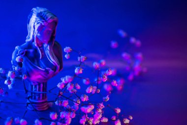 Antik Yunan 'ın estetiği, neon ışıklı hediye kutuları dolusu leylak renginde. 8 Mart ve Sevgililer Günü konsepti