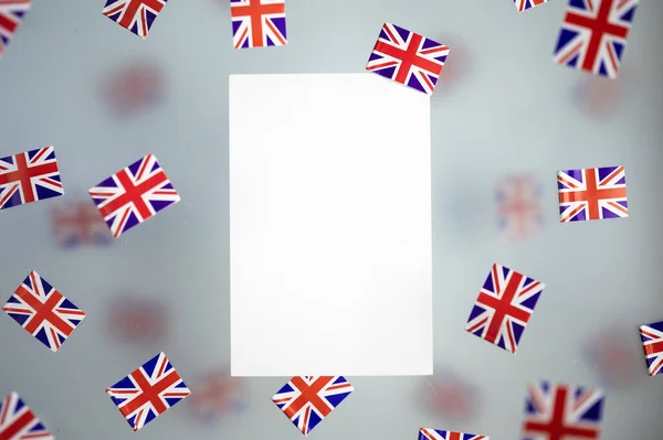 英国，国定假日国家。透明雾蒙蒙的背景上的迷你旗子。爱国主义、自豪和自由的概念。伊利沙伯二世白金周年纪念日. 免版税图库照片