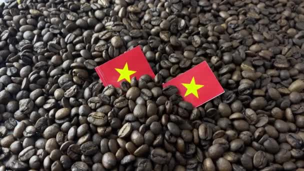 Robusta koffie met een mini vlag van het land Vietnam. Het concept van patriottisme en trots — Stockvideo