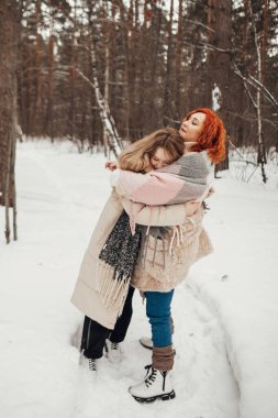 Kış ormanında eğlenen iki kız. Yüksek kalite fotoğraf