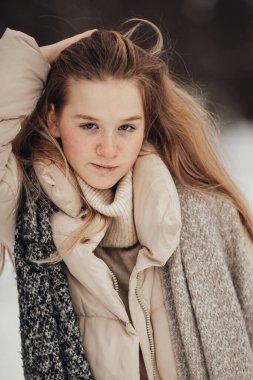  Kız kış ormanında eğleniyor. Yüksek kalite fotoğraf