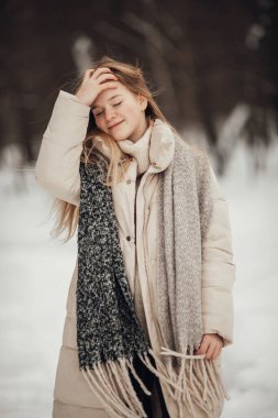  Kız kış ormanında eğleniyor. Yüksek kalite fotoğraf