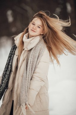  Kız kış ormanında eğleniyor. Yüksek kalite fotoğraf