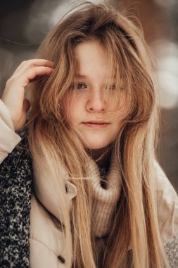  Kız kış ormanında eğleniyor. Yüksek kalite fotoğraf