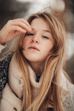  Kız kış ormanında eğleniyor. Yüksek kalite fotoğraf