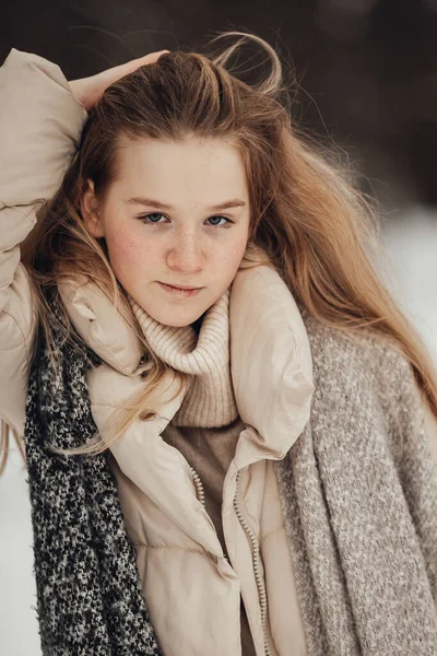  Kız kış ormanında eğleniyor. Yüksek kalite fotoğraf