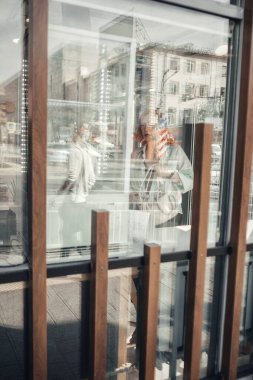 Şehir merkezinde kızıl saçlı bir kadın, caddede yürüyor. Yüksek kalite fotoğraf