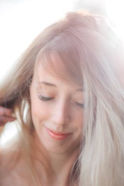 Sarışın, açık renkli elbiseli, gün ağarırken çıplak ayaklı bir yaz ormanında. Yüksek kalite fotoğraf