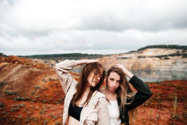 Kıyamet sonrası bir yerde yaşayan kızlar, kırmızı toprağı ve iş kıyafetleri içinde taşlar olan bir taş ocağı. Yüksek kalite fotoğraf