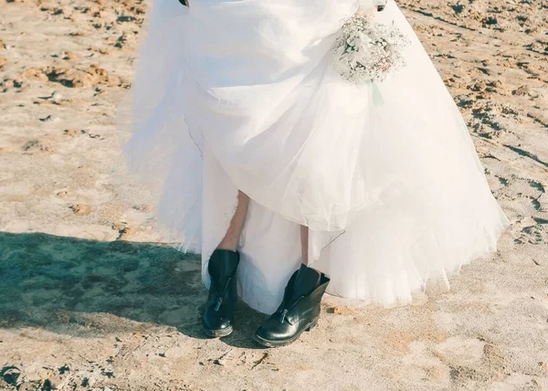 Blondýnka Svatebních Šatech Kožená Bunda Rockovém Stylu Divoké Písečné Pláži — Stock fotografie