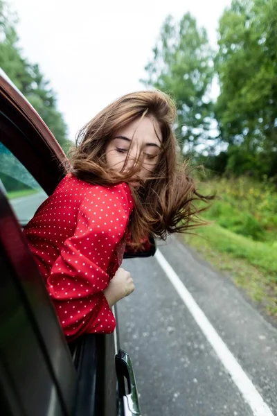 Uma Menina Vestido Arejado Vermelho Claro Uma Jaqueta Couro Estilo — Fotografia de Stock