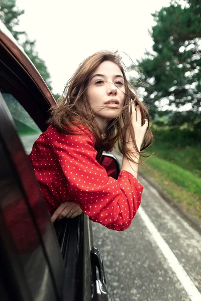 Uma Menina Vestido Arejado Vermelho Claro Uma Jaqueta Couro Estilo — Fotografia de Stock