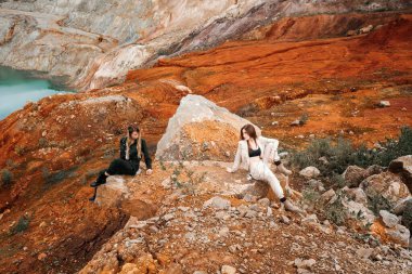 Kıyamet sonrası bir yerde yaşayan kızlar, kırmızı toprağı ve iş kıyafetleri içinde taşlar olan bir taş ocağı. Yüksek kalite fotoğraf
