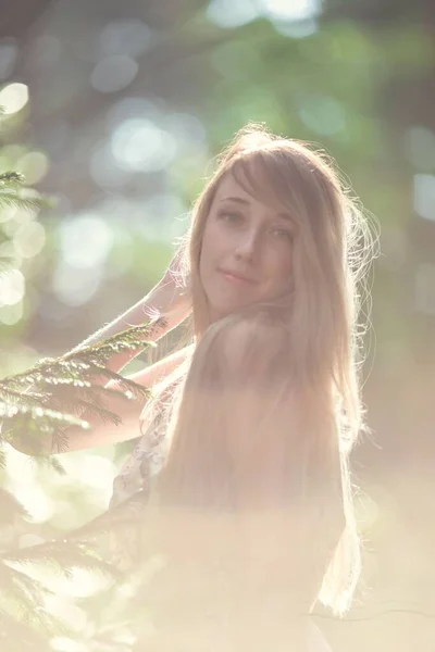 Blondes Mädchen Einem Leichten Luftigen Kleid Barfuß Morgengrauen Einem Sommerwald — Stockfoto