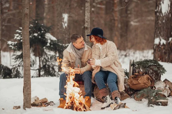 Casal Apaixonado Homem Uma Mulher Uma Floresta Inverno Redor Uma — Fotografia de Stock