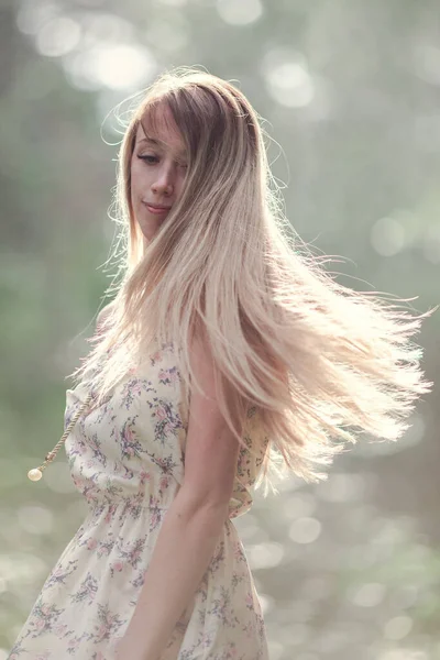 Blondes Mädchen Einem Leichten Luftigen Kleid Barfuß Morgengrauen Einem Sommerwald — Stockfoto