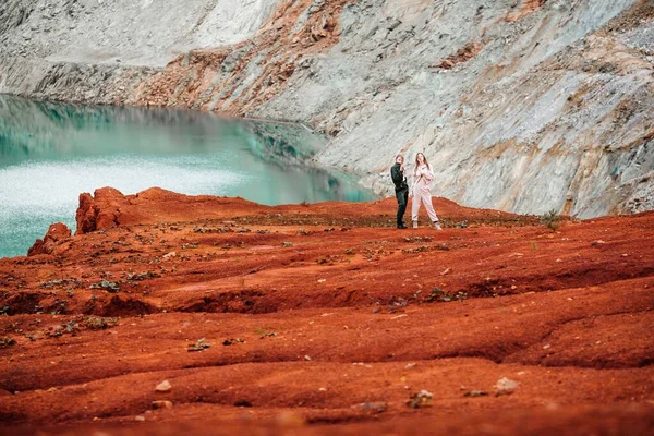 Dívky Post Apokalyptickém Místě Lomu Červenou Hlínou Kameny Pracovním Oblečení — Stock fotografie