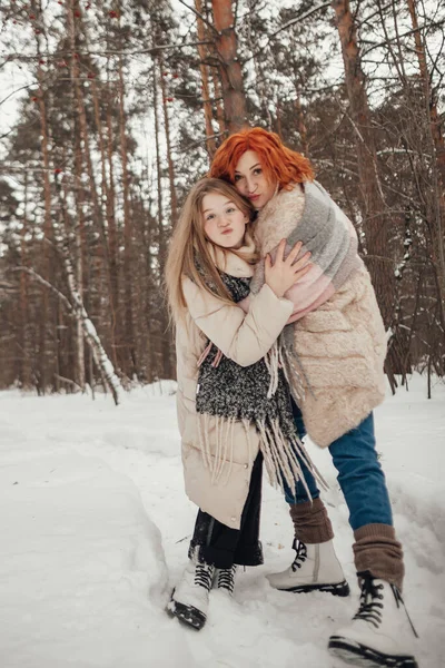 Dwie Dziewczyny Bawiące Się Zimowym Lesie Wysokiej Jakości Zdjęcie — Zdjęcie stockowe