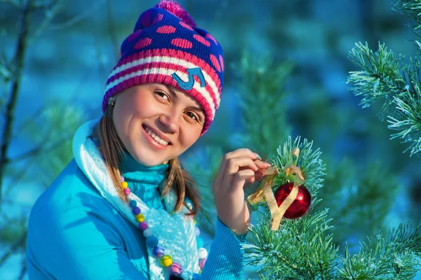 Chica decorar árbol —  Fotos de Stock