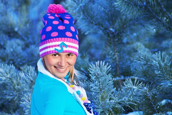 Menina na floresta congelada — Fotografia de Stock