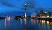 Abendlicher Blick auf den Medienhafen in Düsseldorf