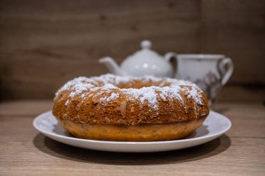 Kahverengi masadaki tatlı kek