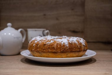 Kahverengi masadaki tatlı kek