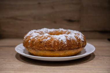 Kahverengi masadaki tatlı kek