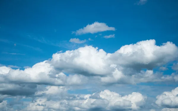 Mavi gökyüzünde beyaz bulutlar